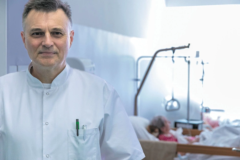 dr hab. Tomasz Dzierżanowski kierownik Kliniki Medycyny Paliatywnej WUM, wiceprezes Polskiego Towarzystwa Medycyny Paliatywnej i dyrektor medyczny Caritas Diecezji Warszawsko-Praskiej, przewodniczący rady hospicyjnej Caritas Polska.