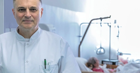 dr hab. Tomasz Dzierżanowski kierownik Kliniki Medycyny Paliatywnej WUM, wiceprezes Polskiego Towarzystwa Medycyny Paliatywnej i dyrektor medyczny Caritas Diecezji Warszawsko-Praskiej, przewodniczący rady hospicyjnej Caritas Polska.