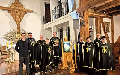  Rycerze  Bractwa  św. Jana  Pawła II  z księdzem proboszczem Ryszardem Półtorakiem.