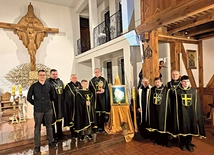  Rycerze  Bractwa  św. Jana  Pawła II  z księdzem proboszczem Ryszardem Półtorakiem.