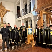  Rycerze  Bractwa  św. Jana  Pawła II  z księdzem proboszczem Ryszardem Półtorakiem.