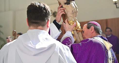  Na zakończenie modlitwy powszechnej abp Tadeusz Wojda ucałował krycyfiks.