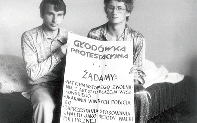  Od 1 czerwca 1978 r. w akcie solidarności z aresztowanym działaczem WZZ Błażejem Wyszkowskim w mieszkaniu jego brata Krzysztofa rozpoczęła się głodówka protestacyjna Wolnych Związków Zawodowych Wybrzeża.  Na zdjęciu Krzysztof Wyszkowski (z prawej) i Bogdan Borusewicz z postulatami.