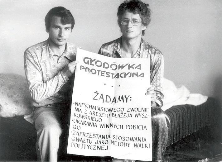  Od 1 czerwca 1978 r. w akcie solidarności z aresztowanym działaczem WZZ Błażejem Wyszkowskim w mieszkaniu jego brata Krzysztofa rozpoczęła się głodówka protestacyjna Wolnych Związków Zawodowych Wybrzeża.  Na zdjęciu Krzysztof Wyszkowski (z prawej) i Bogdan Borusewicz z postulatami.