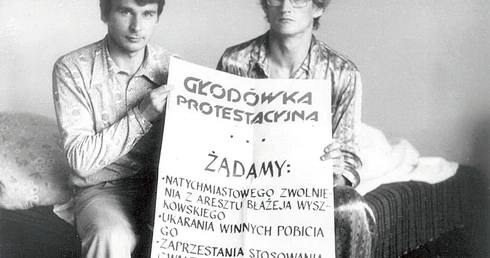  Od 1 czerwca 1978 r. w akcie solidarności z aresztowanym działaczem WZZ Błażejem Wyszkowskim w mieszkaniu jego brata Krzysztofa rozpoczęła się głodówka protestacyjna Wolnych Związków Zawodowych Wybrzeża.  Na zdjęciu Krzysztof Wyszkowski (z prawej) i Bogdan Borusewicz z postulatami.