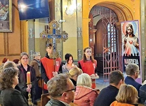  Bielscy licealiści nieśli krzyż z parafii greckokatolickiej i kamień z Doliny Jozafata.