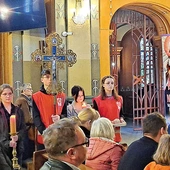  Bielscy licealiści nieśli krzyż z parafii greckokatolickiej i kamień z Doliny Jozafata.