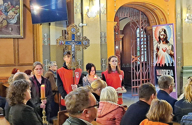  Bielscy licealiści nieśli krzyż z parafii greckokatolickiej i kamień z Doliny Jozafata.