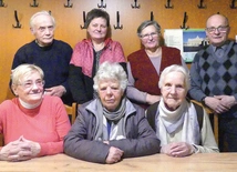  Reprezentacja Bractwa Trzeźwości z Oświęcimia. W górnym  rzędzie  od lewej: Franciszek Figura, Dorota Kinalczyk, Krystyna Dąbrowska i Krzysztof Młodzik. Siedzą: Janina Pędziwiatr, Krystyna  Komajda i Anastazja  Sipta.