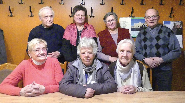  Reprezentacja Bractwa Trzeźwości z Oświęcimia. W górnym  rzędzie  od lewej: Franciszek Figura, Dorota Kinalczyk, Krystyna Dąbrowska i Krzysztof Młodzik. Siedzą: Janina Pędziwiatr, Krystyna  Komajda i Anastazja  Sipta.