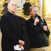  Marek Zaremba z ks. kustoszem Piotrem Konieczym.