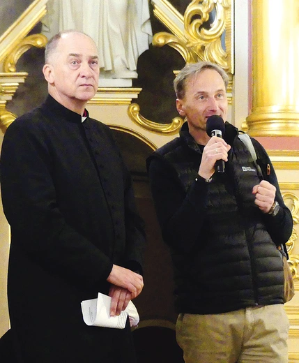   Marek Zaremba z ks. kustoszem Piotrem Konieczym.