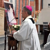  Bp Zbigniew Zieliński prowadzi Różaniec.  