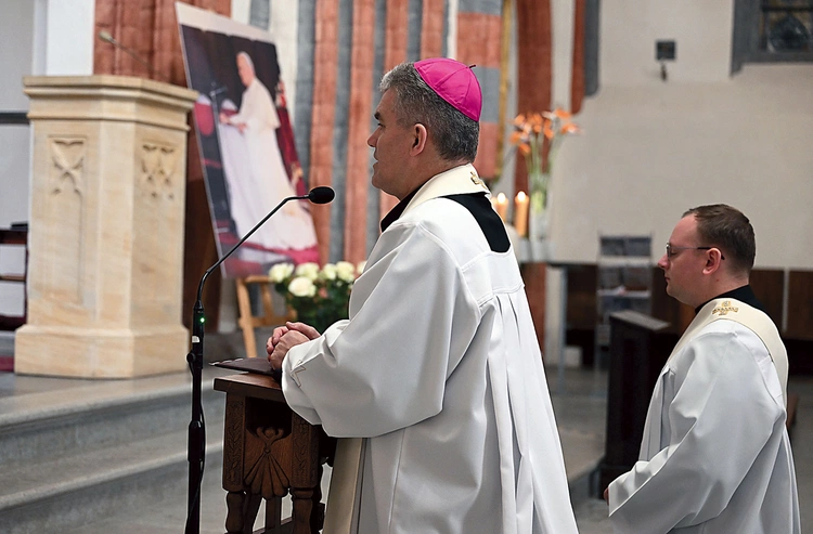  Bp Zbigniew Zieliński prowadzi Różaniec.  