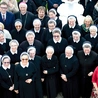  Siostry  podczas jubileuszowego spotkania z biskupem Markiem  Szkudło oraz przyjaciółmi zakładu.