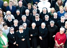  Siostry  podczas jubileuszowego spotkania z biskupem Markiem  Szkudło oraz przyjaciółmi zakładu.