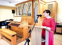  Dr Mariola Brzoska, dyrektor DSM II stopnia i SMK w Gliwicach w auli szkół. 