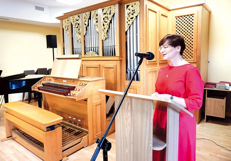  Dr Mariola Brzoska, dyrektor DSM II stopnia i SMK w Gliwicach w auli szkół. 