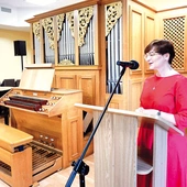  Dr Mariola Brzoska, dyrektor DSM II stopnia i SMK w Gliwicach w auli szkół. 
