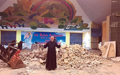  Dyrektor placówki w remontowanych holu głównym.  