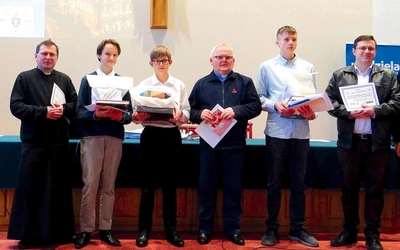  Laureaci z katechetami (od lewej): ks. Jarosław Steczkowski, Antoni Kunas, Jan Markefka, ks. Paweł  Gacek SDB, Franciszek Myrcik  i Dominik Opiełka.