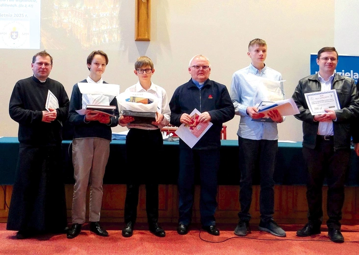  Laureaci z katechetami (od lewej): ks. Jarosław Steczkowski, Antoni Kunas, Jan Markefka, ks. Paweł  Gacek SDB, Franciszek Myrcik  i Dominik Opiełka.
