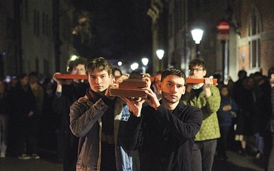 W czasie modlitwy studenci nieśli krzyż.