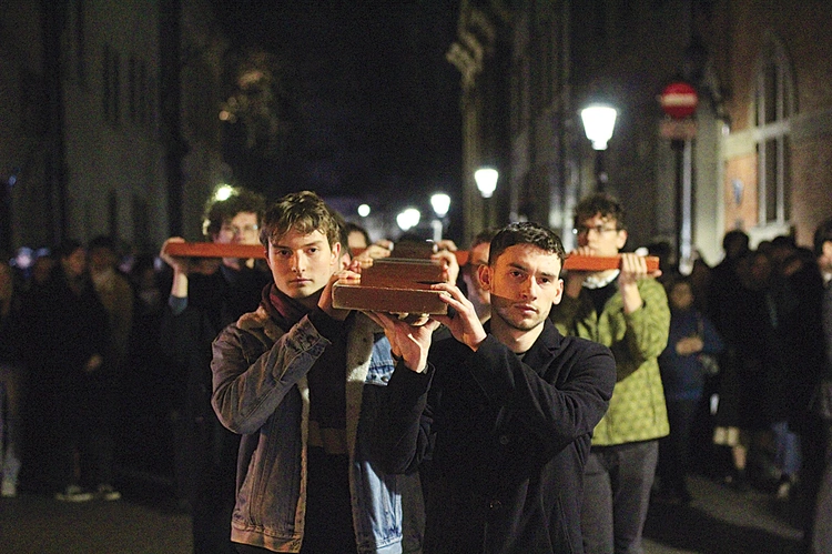 W czasie modlitwy studenci nieśli krzyż.