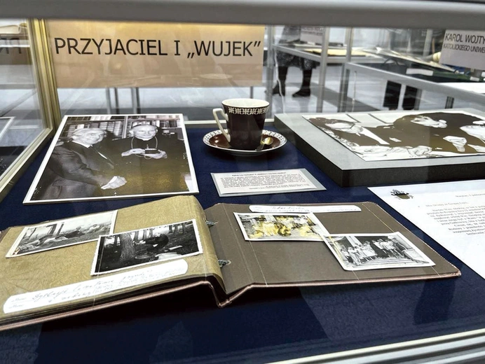 Pamiątki związane  z Ojcem Świętym. 