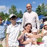 Katarzyna i Szczepan z dziećmi są „twarzą” tegorocznego wydarzenia w Wąwolnicy,  na które serdecznie zapraszają. 