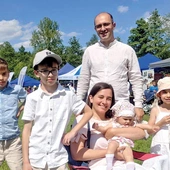 Katarzyna i Szczepan z dziećmi są „twarzą” tegorocznego wydarzenia w Wąwolnicy,  na które serdecznie zapraszają. 