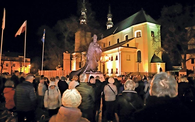 2 kwietnia na ulicach miast i miejscowości wielu wiernych zdecydowało się na udział w publicznej modlitwie  i wyznaniu wiary. 