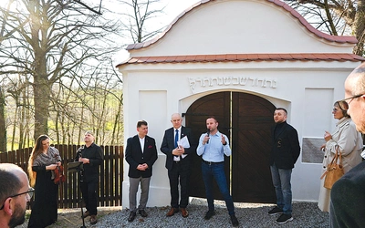 Odnowiona brama cmentarza żydowskiego.