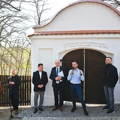 Odnowiona brama cmentarza żydowskiego.