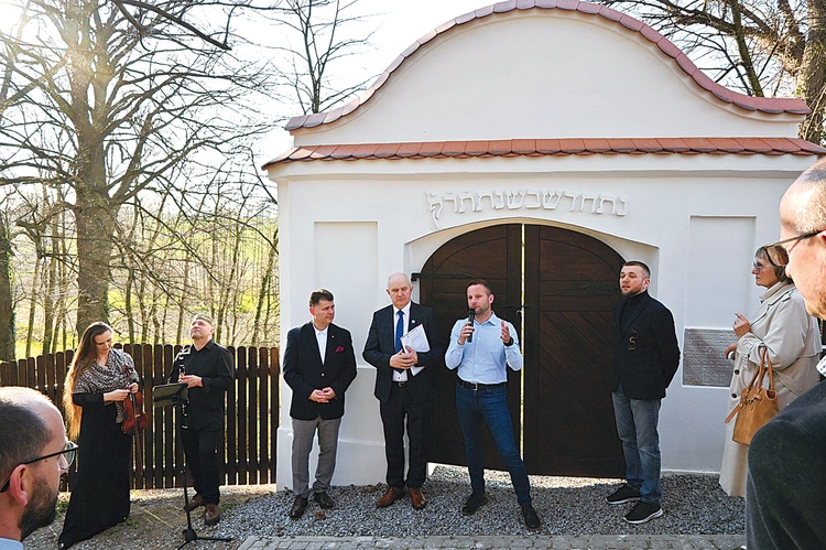 Odnowiona brama cmentarza żydowskiego.