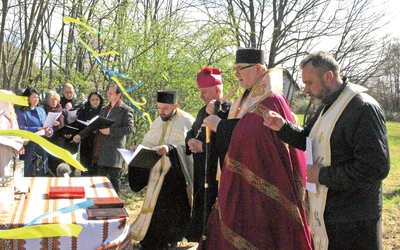 Uroczystość poświęcenia krzyża rozpoczęła się Akatystem  ku czci Bogurodzicy.