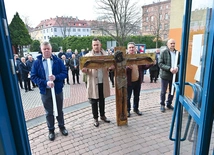 Pielgrzymkę rozpoczęło uroczyste wejście do kościoła za krzyżem. 
