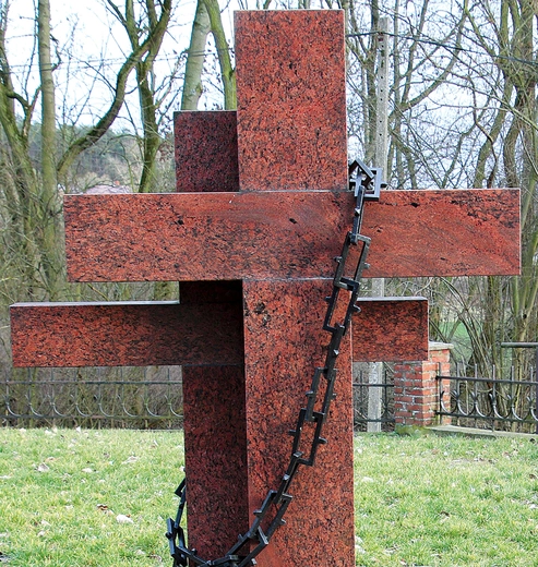  Krzyże przepasane kajdanami upamiętniają pobyt błogosławionych męczenników II wojny światowej w Słupnie k. Płocka. 