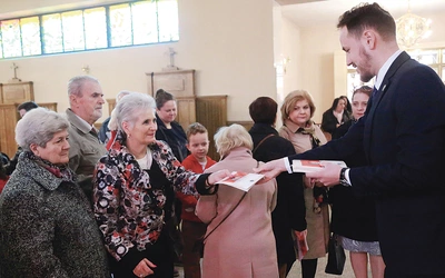 Albert Szałda jednej niedzieli rozdał setki ulotek i tekstów z encykliki.