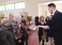 Albert Szałda jednej niedzieli rozdał setki ulotek i tekstów z encykliki.