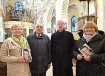 Ks. J. Panek i przedstawiciele AK na spotkaniu w Oleśnie. 