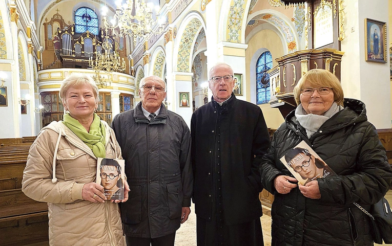 Ks. J. Panek i przedstawiciele AK na spotkaniu w Oleśnie. 
