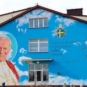 Pomysł stworzenia malowidła zrodził się po nadaniu szkole imienia św. Jana Pawła II w 2023 roku. 