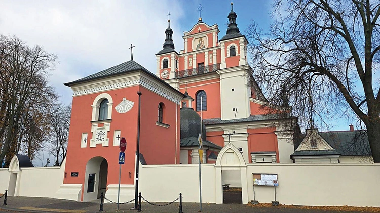 W ostatnich latach przeprowadzono renowację całej elewacji kościoła i zabytkowej bramy klasztornej.