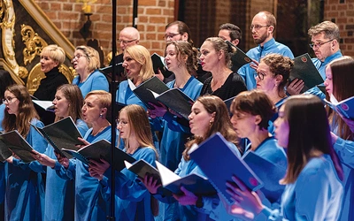 Białołęccy chórzyści współpracują z solistami Polskiej Opery Królewskiej i z instrumentalistami Filharmonii Narodowej. 