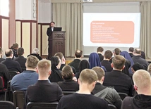 Duchowieństwo i osoby konsekrowane bardzo licznie stawiły się  na dobrowolnym spotkaniu.