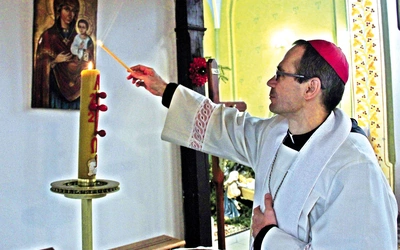 Hierarcha zachęca, by zgłębić symbolikę liturgii Triduum Paschalnego.