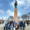 Przedstawiciele „Warsztatów w drodze” przy pomniku Niosącej, upamiętniającym ofiary obozu. Bł. Natalia Tułsiewicz jest patronką ich sierpniowej pielgrzymki na Jasną Górę już od 22 lat, czyli na długo przed tym, gdy episkopat ogłosił ją patronką nauczycieli w Polsce (2022 r.).