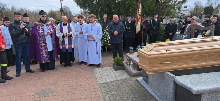 Modlitwie na cmentarzu przewodniczył ks. Dariusz Frydrych.