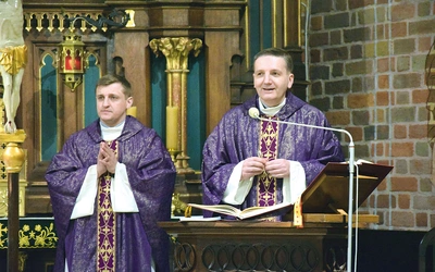 Przed wyjazdem ks. A. Zawistowski przewodniczył Mszy Świętej w kościele farnym w Radomiu.